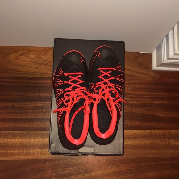 Lebrun low basketball shoe - Picture 3 of 5